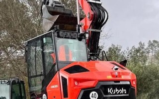 农用挖掘机轮式转向为何晃？