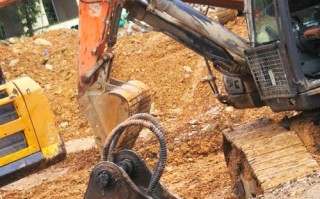 农用挖掘机动作卡顿怎么解决？