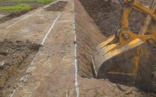 挖掘机挖甘蔗沟怎么挖