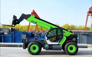 农用伸缩臂装车，高效省力还是操作有风险？