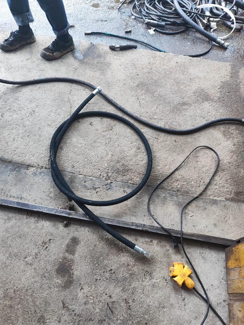 挖机油管爆了怎么关-第3张图片-宁夏农业信息网